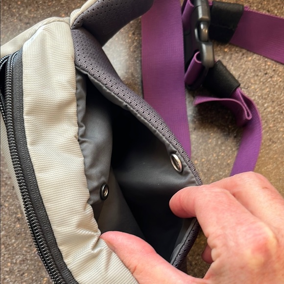 Black Belt Bag with Adjustable Strap and Zipper Closure - Picture 3 of 6